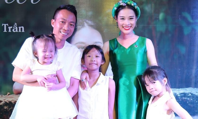 Vo kem 18 tuoi duoc NSUT Viet Hoan ung ho di hat hinh anh