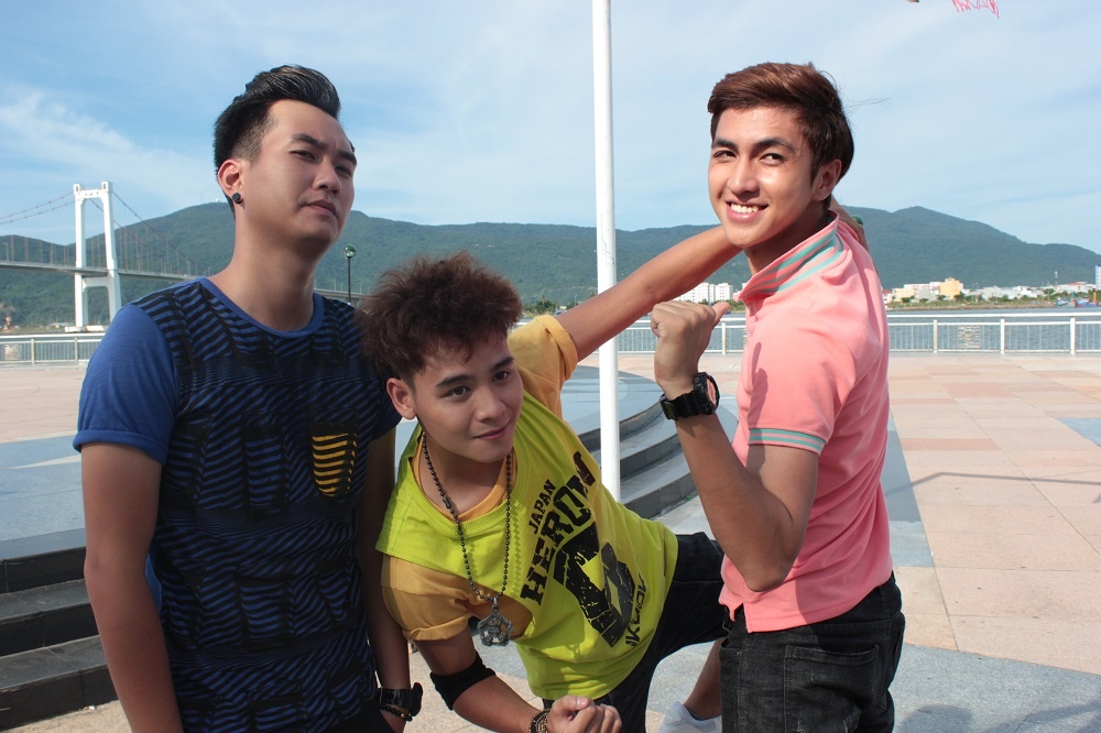 Dang sau nhung canh quay ‘Zippo, mu tat va em’ la mua bao hinh anh