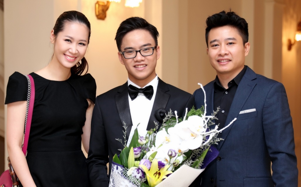 Vo chong Duong Thuy Linh co vu em trai bieu dien piano hinh anh