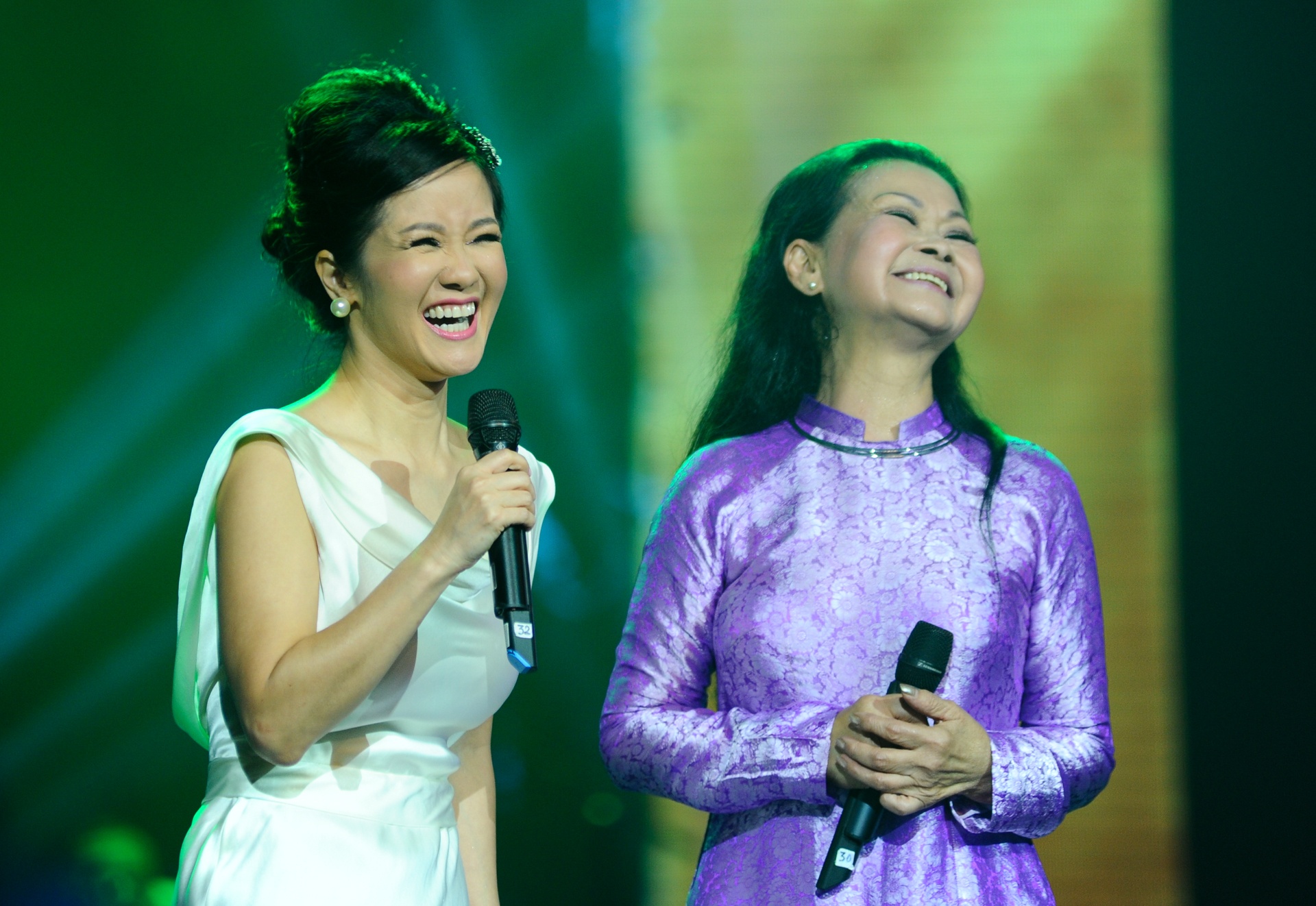 Khanh Ly tiec nuoi chiec rang khenh cua Hong Nhung hinh anh