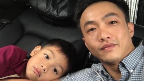 Cuong Do La dang clip con trai Subeo hat tieng Anh hinh anh