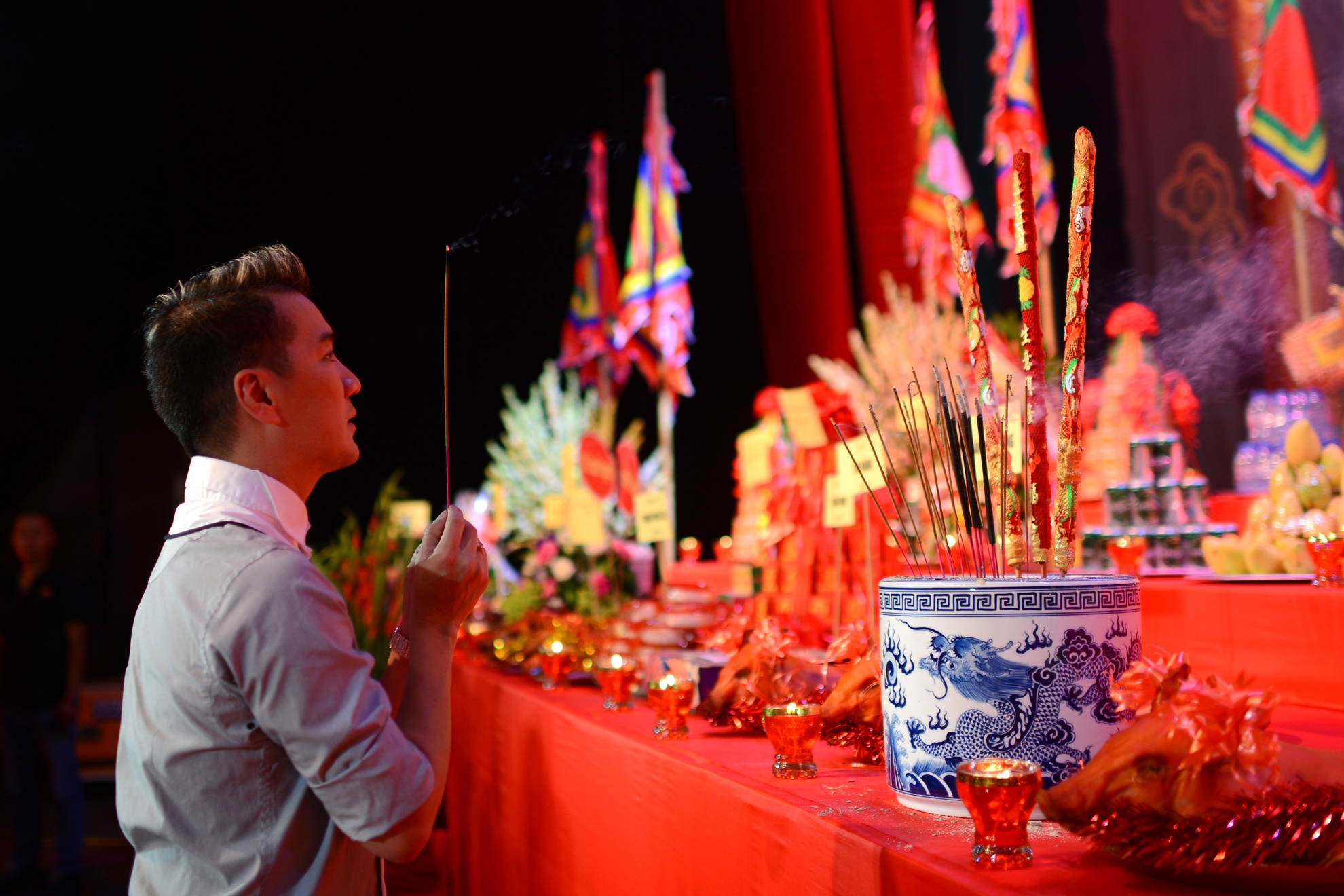 Dam Vinh Hung ra Ha Noi dang huong To nghe san khau hinh anh