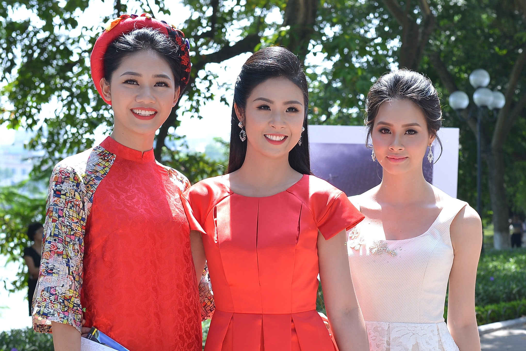 A hau Thanh Tu hoi ngo hoa hau Ngoc Han tai su kien hinh anh