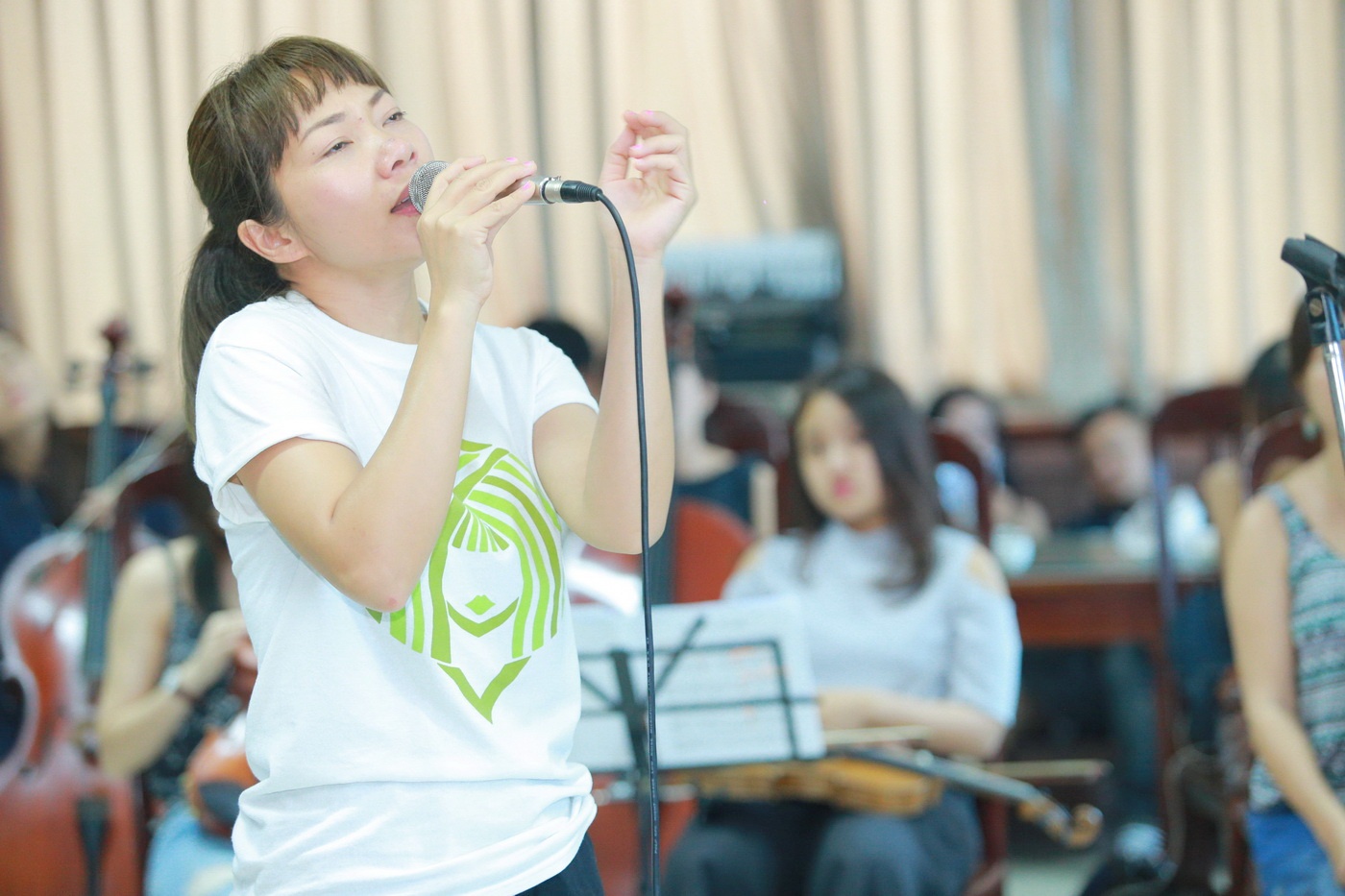 Ha Tran miet mai tap luyen cho dem nhac Tran Tien hinh anh