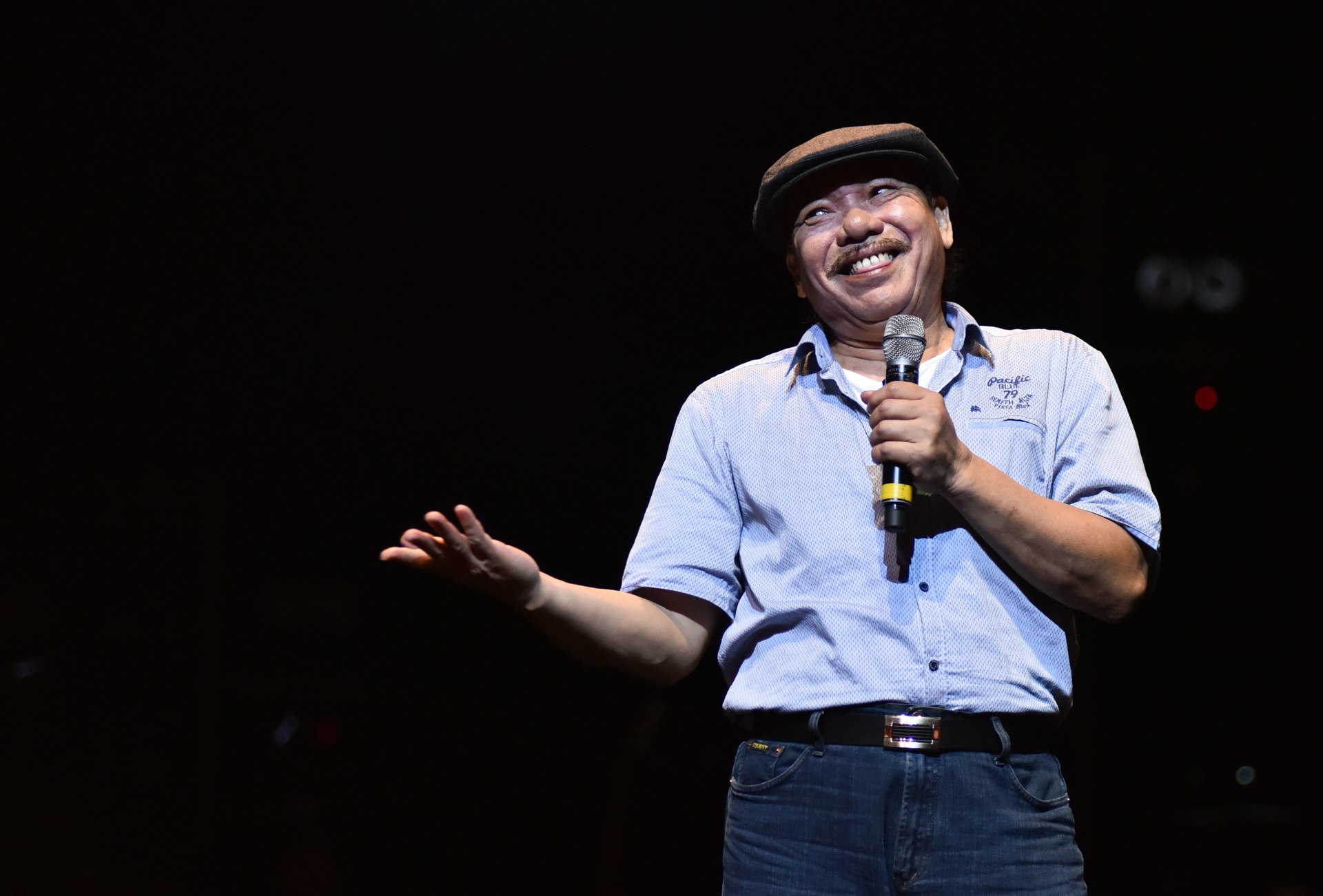 Khi khan gia uong bia hoi va hat cung Tran Tien hinh anh