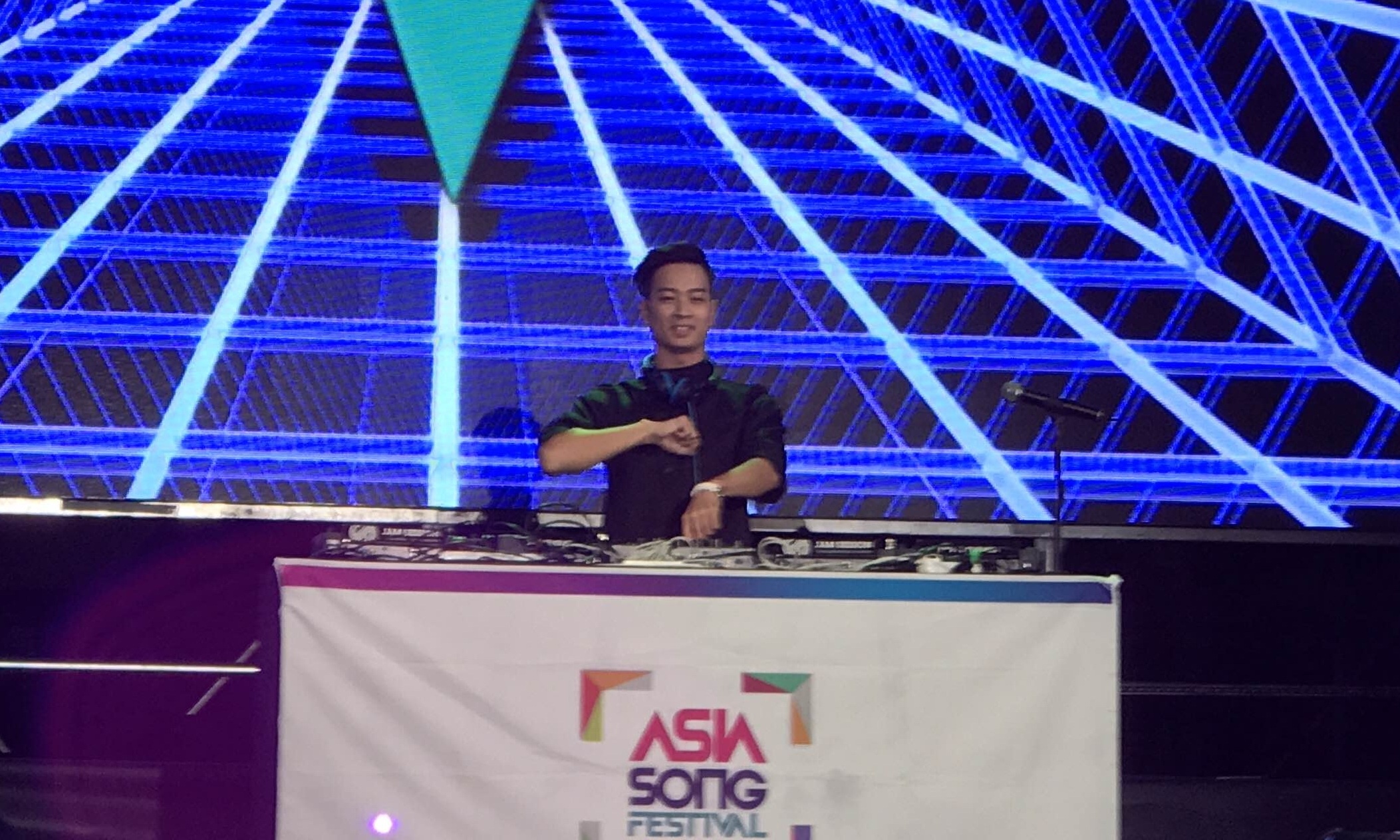 Slim V khuay dong dem nhac Asia Song Festival o Han hinh anh