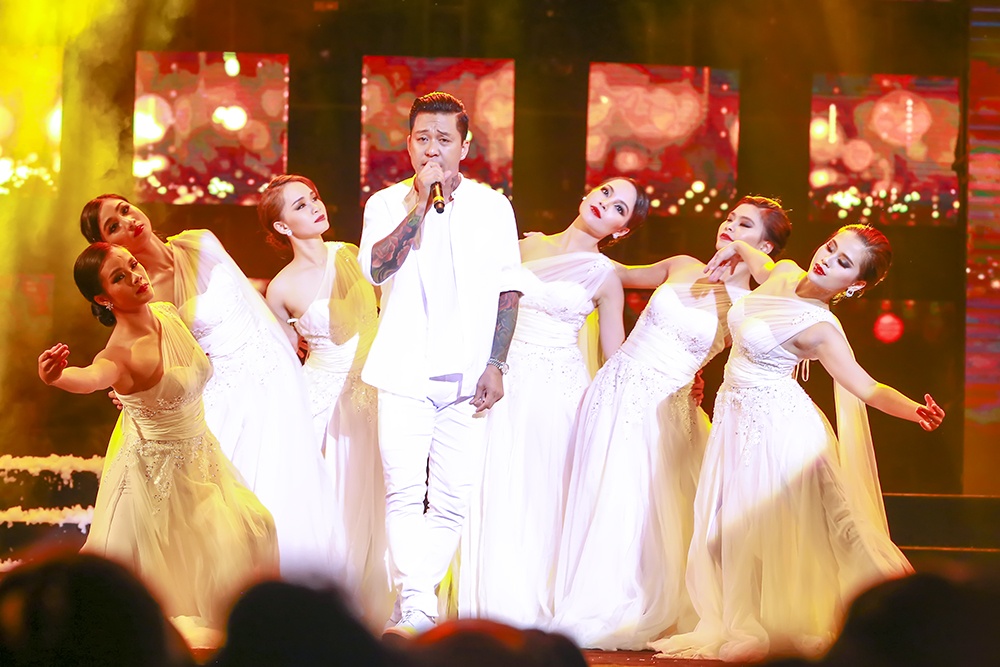 Diamond show cua Dam Vinh Hung anh 12