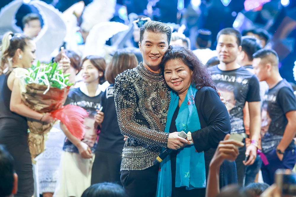 Diamond show cua Dam Vinh Hung anh 14