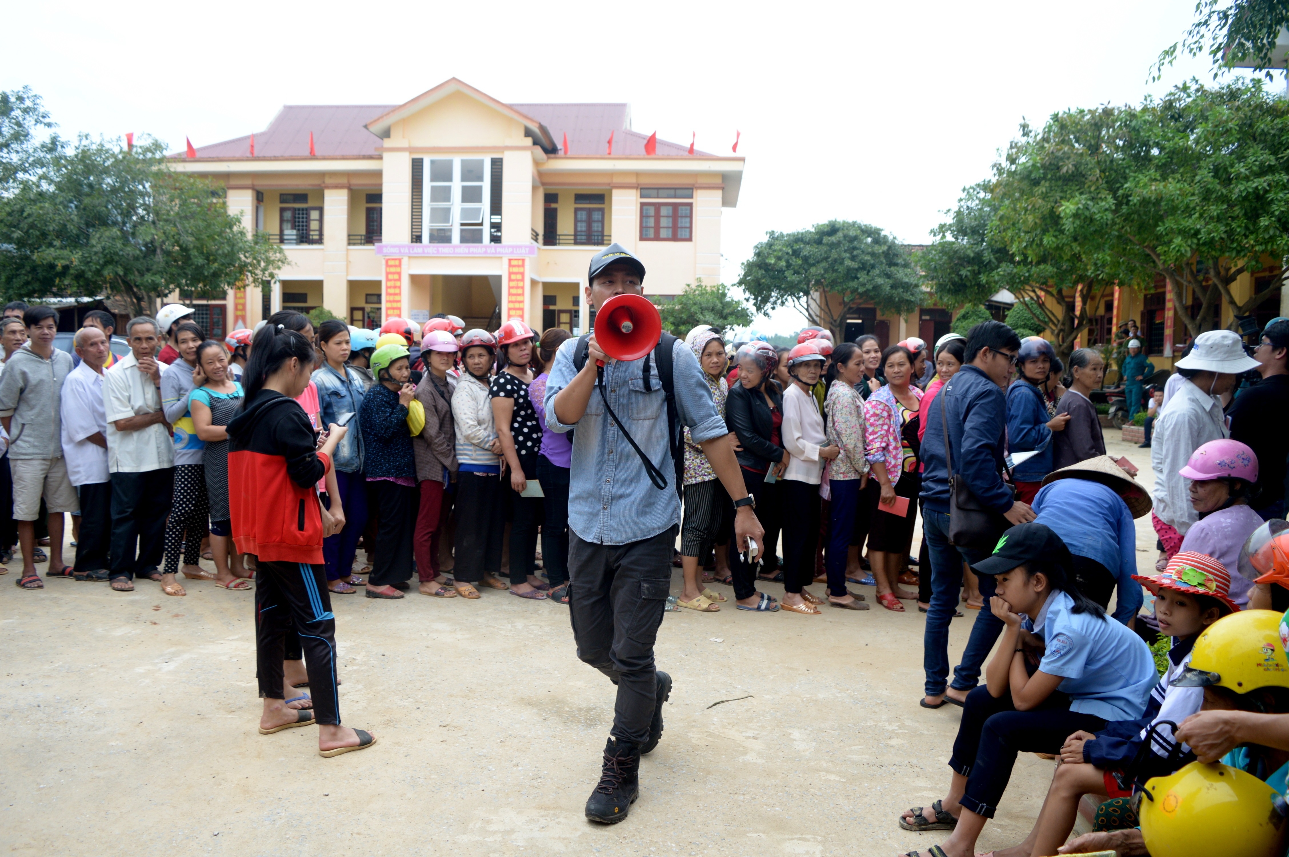 MC Phan Anh ho tro nguoi dan anh 5