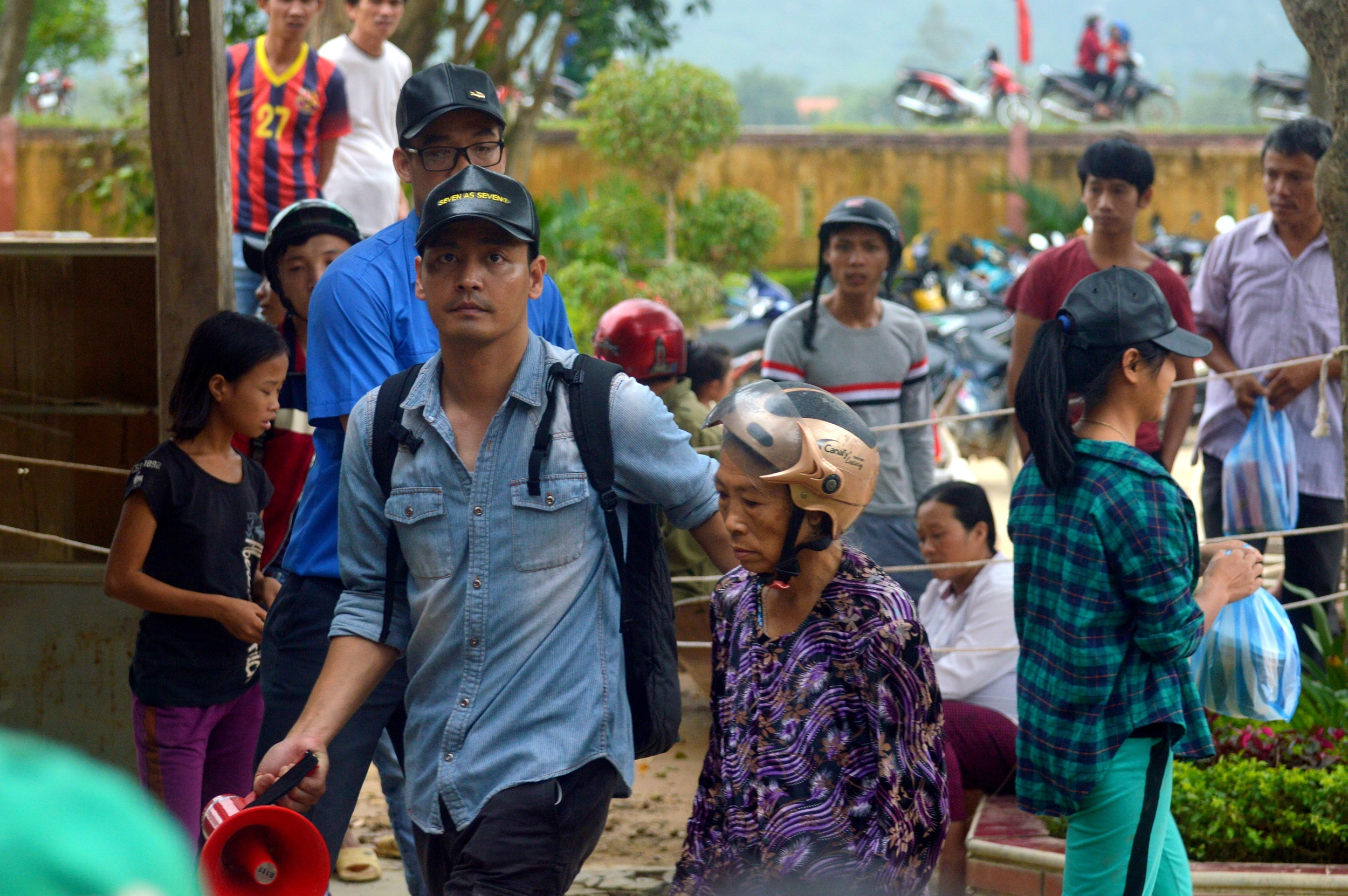 MC Phan Anh ho tro nguoi dan anh 1