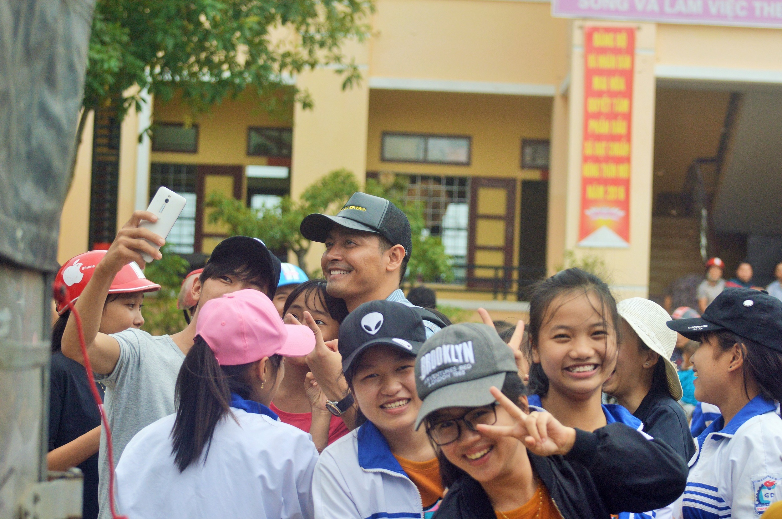 MC Phan Anh ho tro nguoi dan anh 7