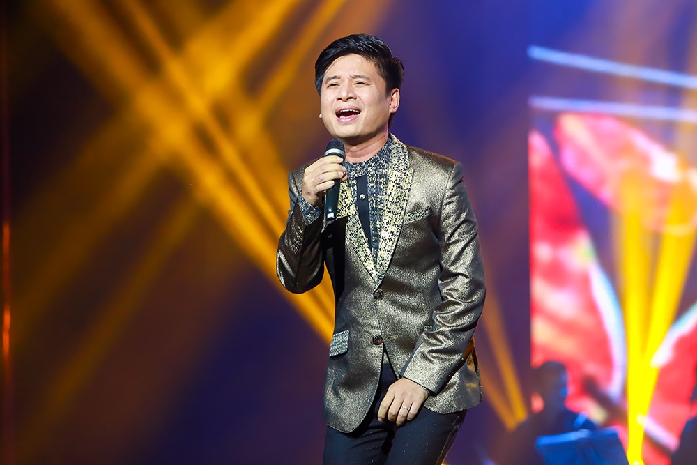 Ngoc Anh 3A roi nuoc mat trong dem nhac Phu Quang anh 5