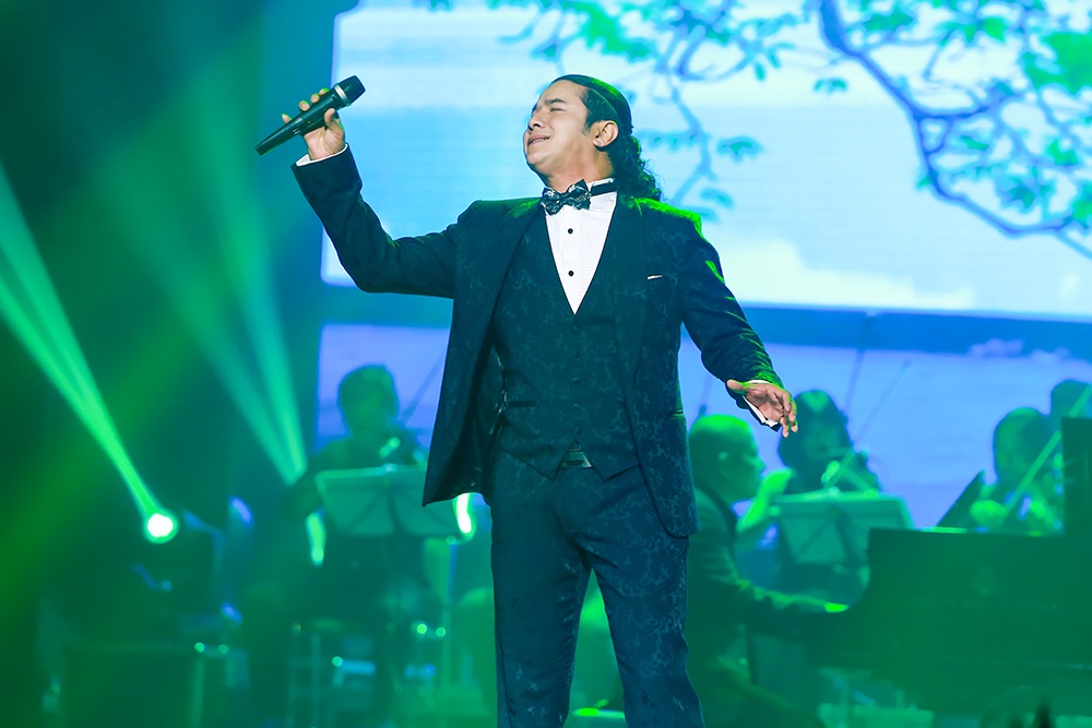 Ngoc Anh 3A roi nuoc mat trong dem nhac Phu Quang anh 9