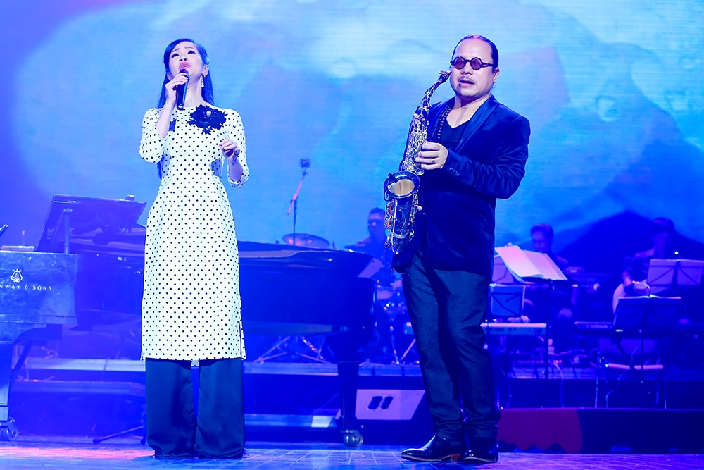 Ngoc Anh 3A roi nuoc mat trong dem nhac Phu Quang anh 7