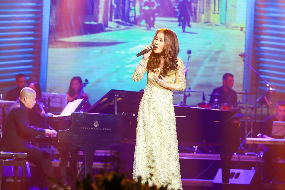 Ngoc Anh 3A roi nuoc mat trong dem nhac Phu Quang anh 10