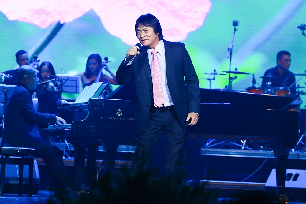 Ngoc Anh 3A roi nuoc mat trong dem nhac Phu Quang anh 8