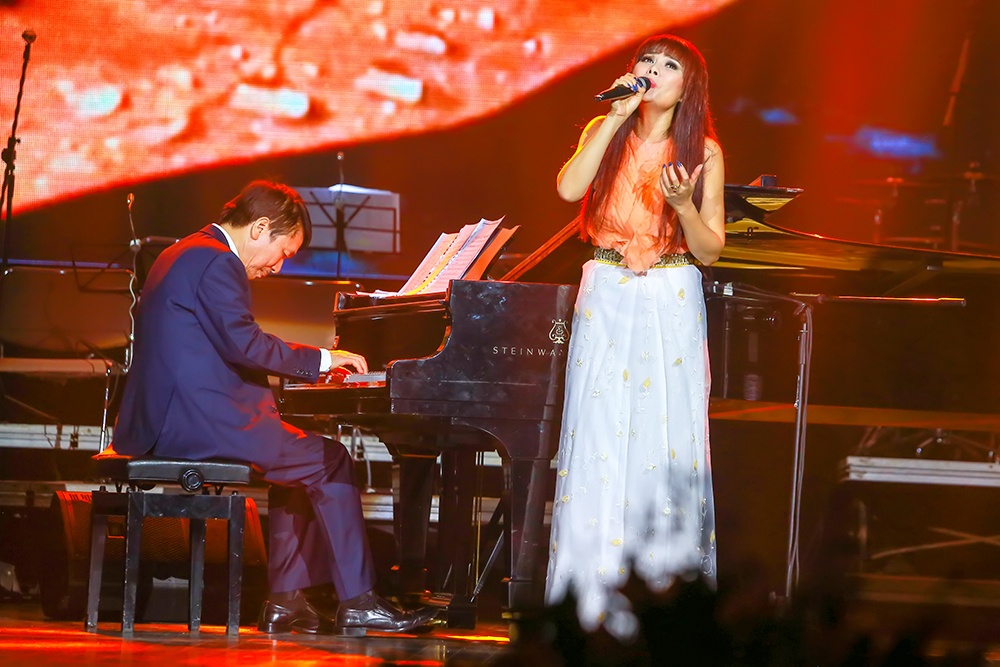 Ngoc Anh 3A roi nuoc mat trong dem nhac Phu Quang anh 4