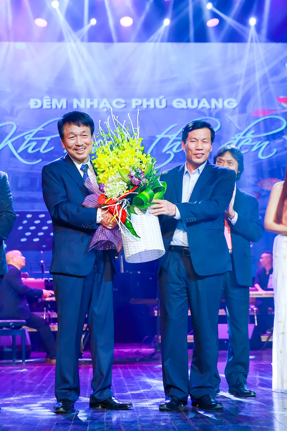 Ngoc Anh 3A roi nuoc mat trong dem nhac Phu Quang anh 2