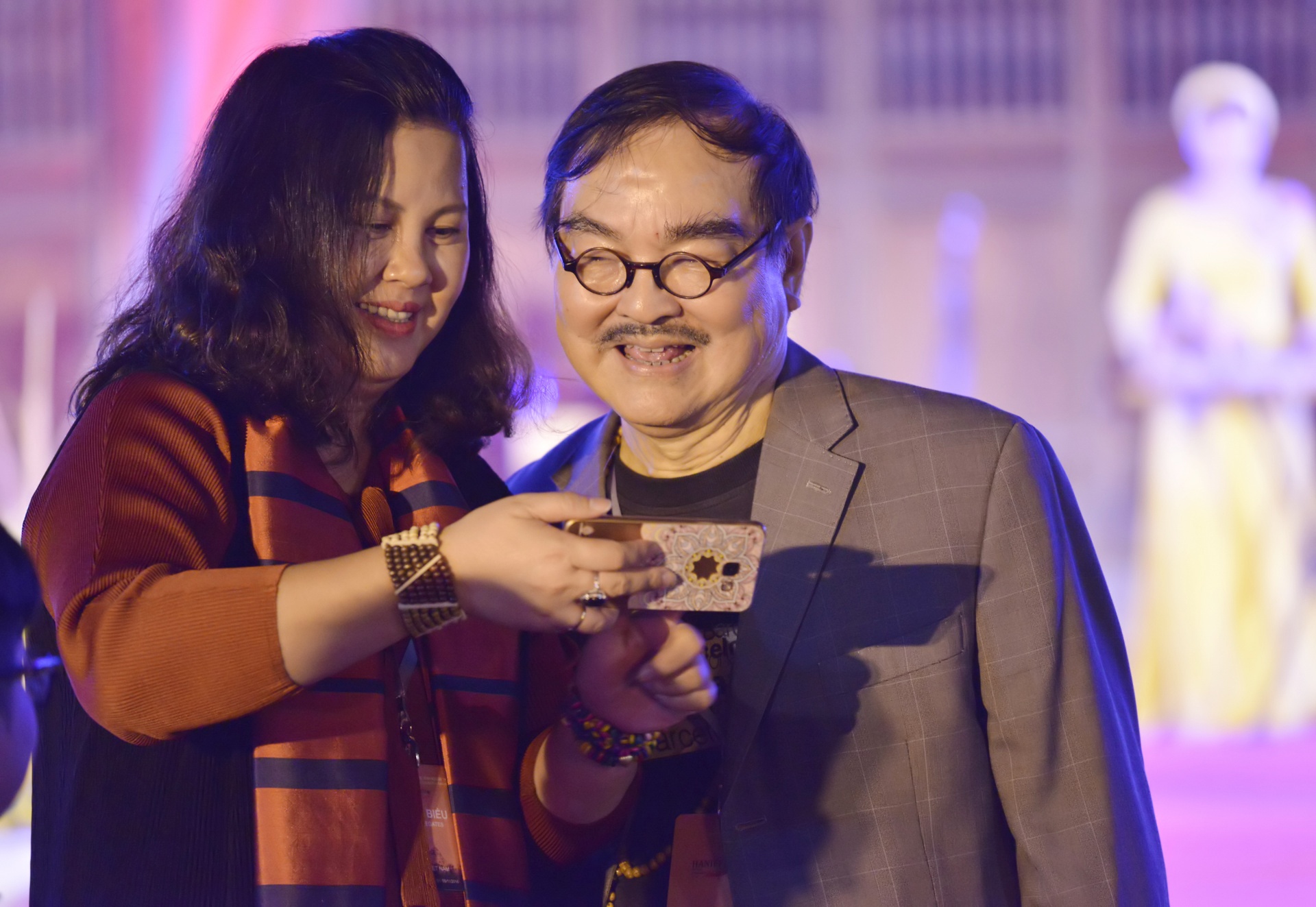 Cac nghe si nhan dan hao hung chup anh 'tu suong' hinh anh