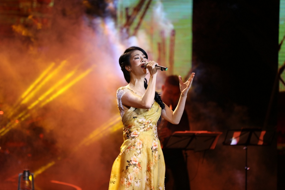 dem nhac 30 nam ca hat cua Thu Phuong anh 2