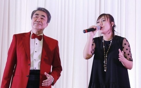 Khanh Linh khoc ke ve qua khu khong ai nhan lam hoc tro hinh anh