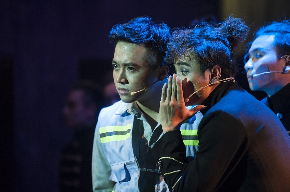 'Goc pho Danh Vong': Nhat nhung ruc ro sac mau Broadway hinh anh