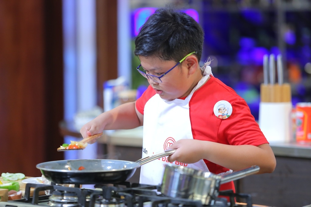 Cau be nau an tu khi 4 tuoi khoc keu goi bao ve moi truong hinh anh