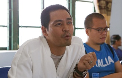 MC Phan Anh tro lai vung lu, du kien xay be boi cho hoc sinh hinh anh