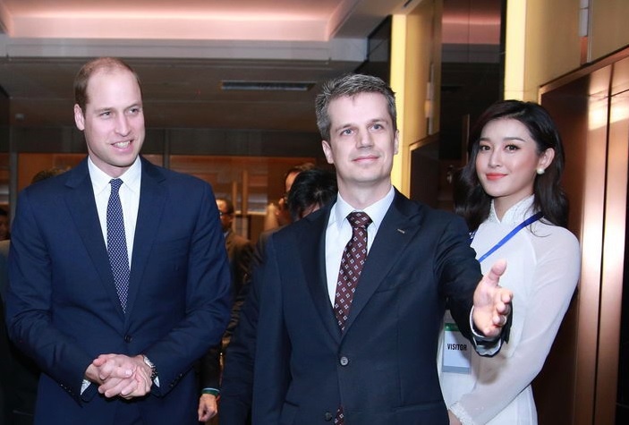 A hau Huyen My dien ao dai trang don tiep Hoang tu Anh hinh anh