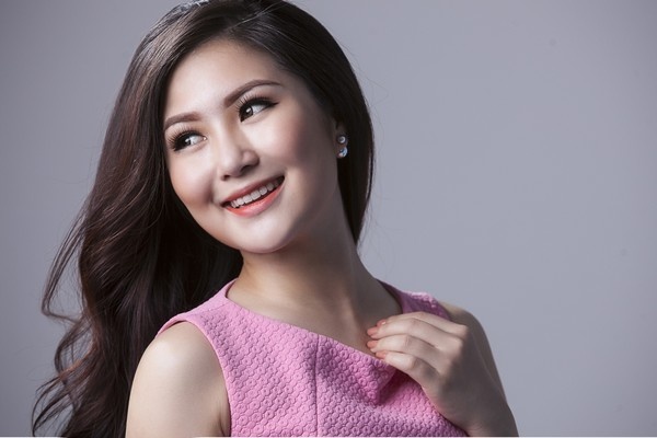 Huong Tram lan dau duoc moi hat nhac phim hinh anh