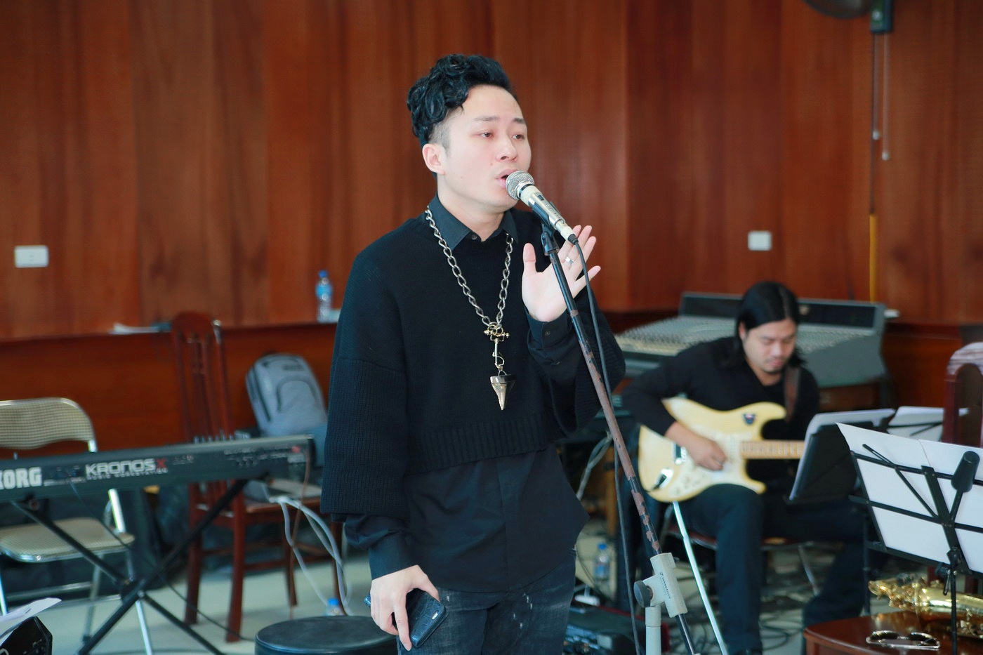 Tung Duong tap luyen cho dem nhac anh 1