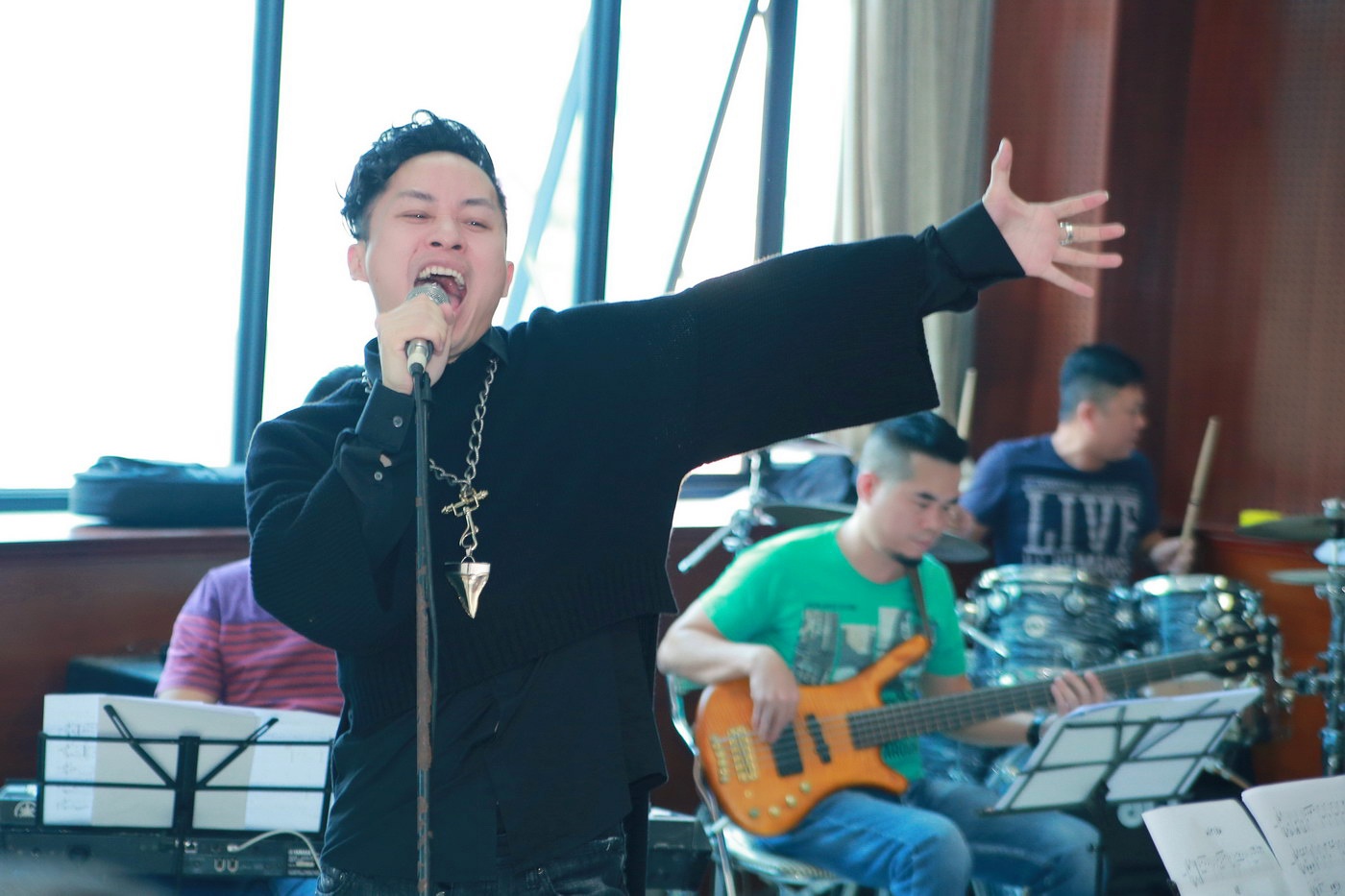 Tung Duong tap luyen cho dem nhac anh 4