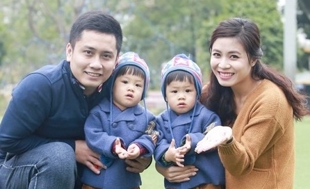 Ly hon Hoang Linh, MC Trung Nghia nhan cham soc 2 con hinh anh