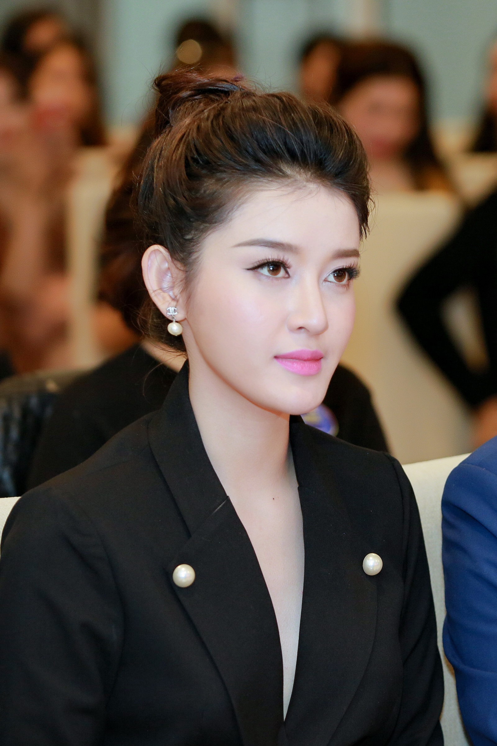 MC Thai Dung tang hoa mung sinh nhat Huyen My anh 4