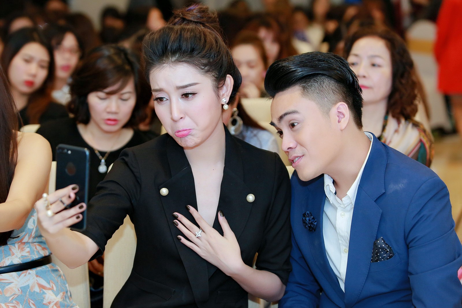 MC Thai Dung tang hoa mung sinh nhat Huyen My anh 1