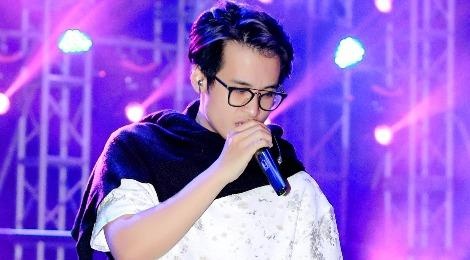 Ha Anh Tuan mac ao phong tap luyen trong tiet troi 15 do C hinh anh
