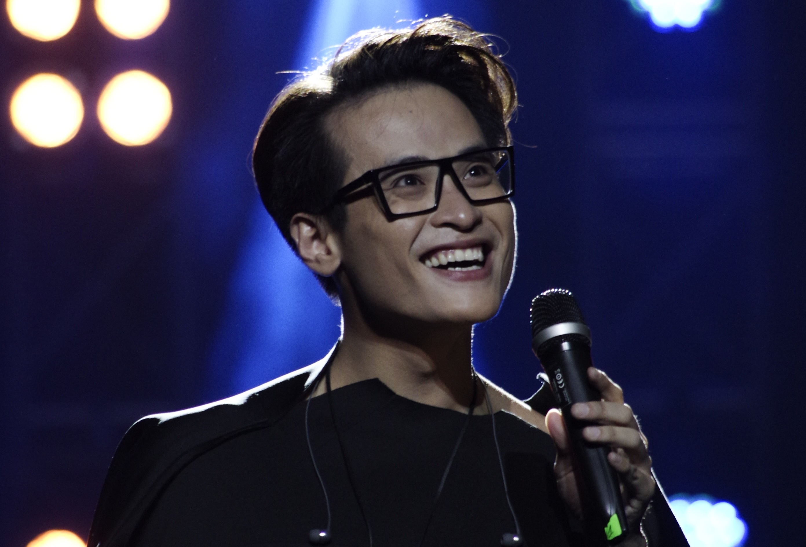 Dem nhac Ha Anh Tuan: Ly nau nong dam da va gay nghien hinh anh