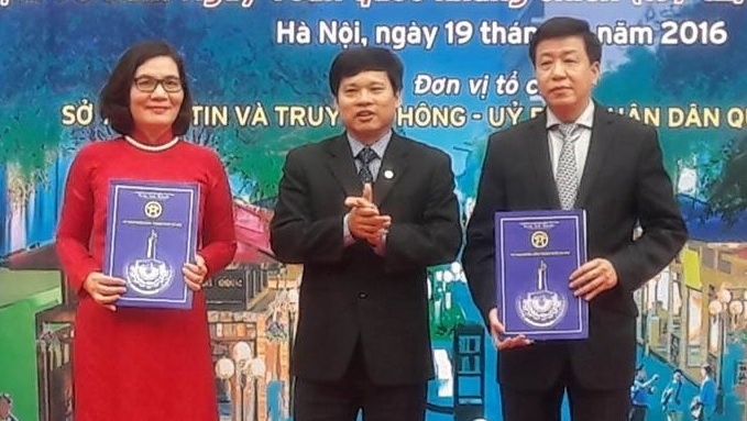 Ha Noi se lap dat cay thong tin o hai dau pho sach 19-12 hinh anh