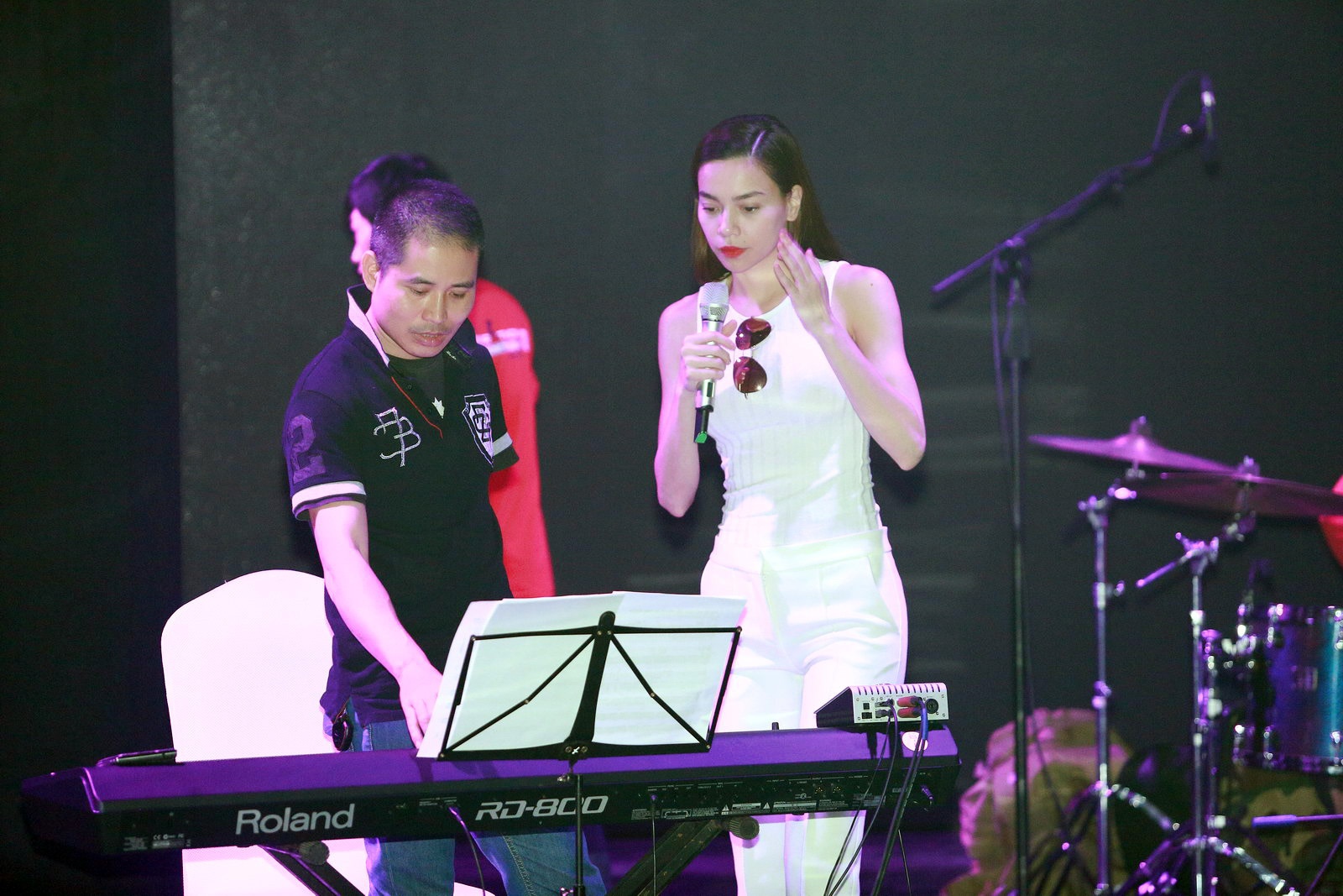 Ho Ngoc Ha chan tran tap nhac anh 3