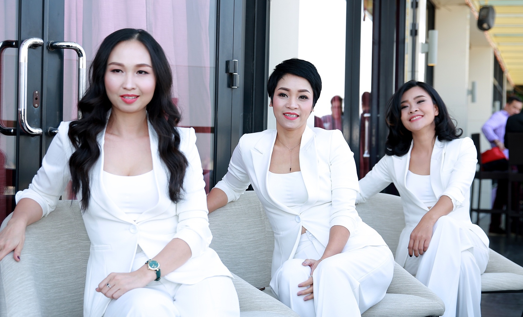 Nhom Con Gai: 2 cuoc hon nhan tron ven va mot ba me don than hinh anh