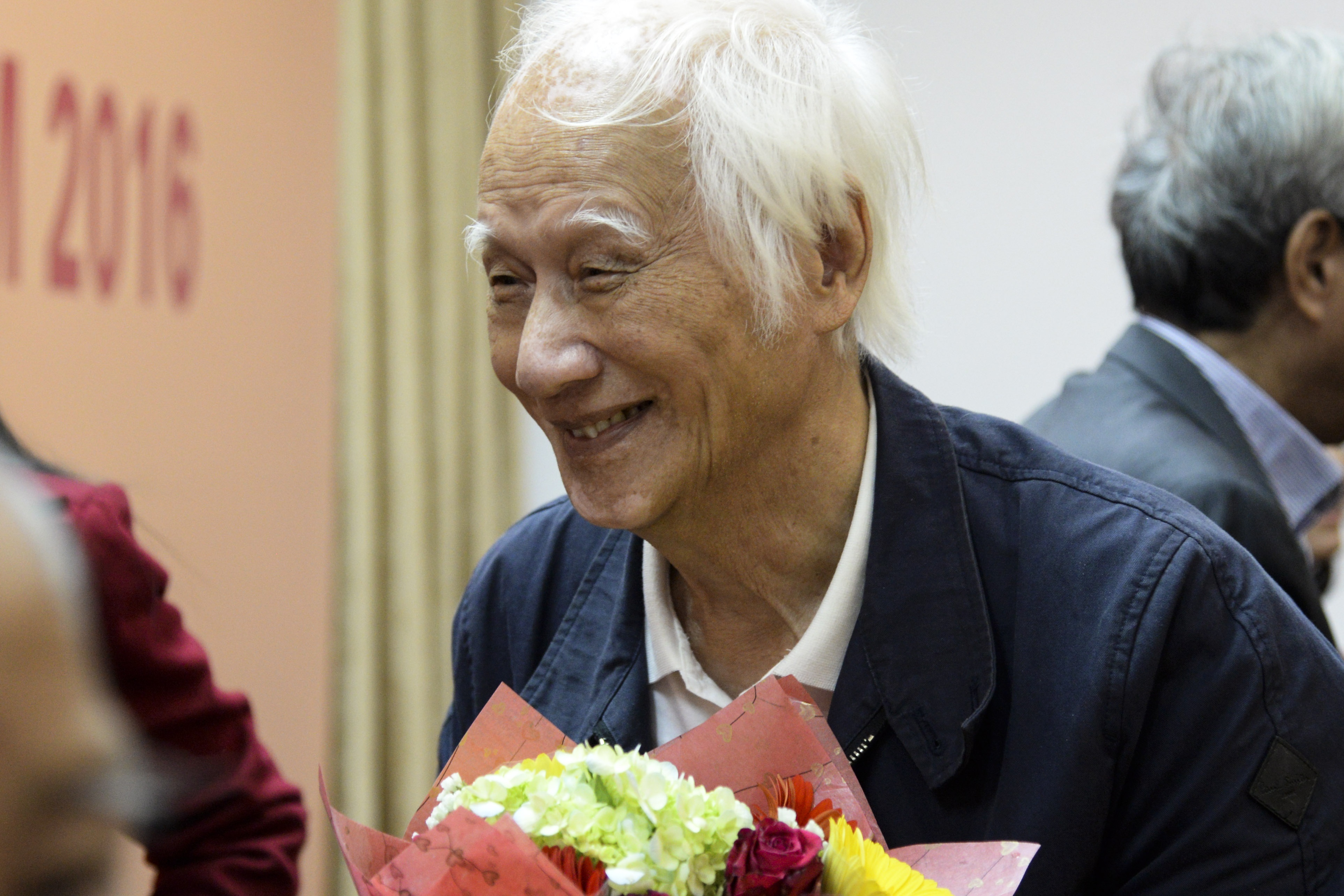 Nha van Vu Hung: Giai sach hay la niem hanh phuc voi tac gia hinh anh