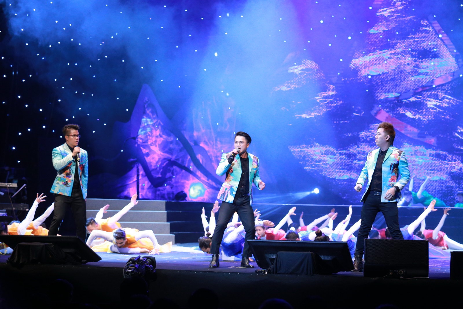 Thu Phuong roi micro anh 8