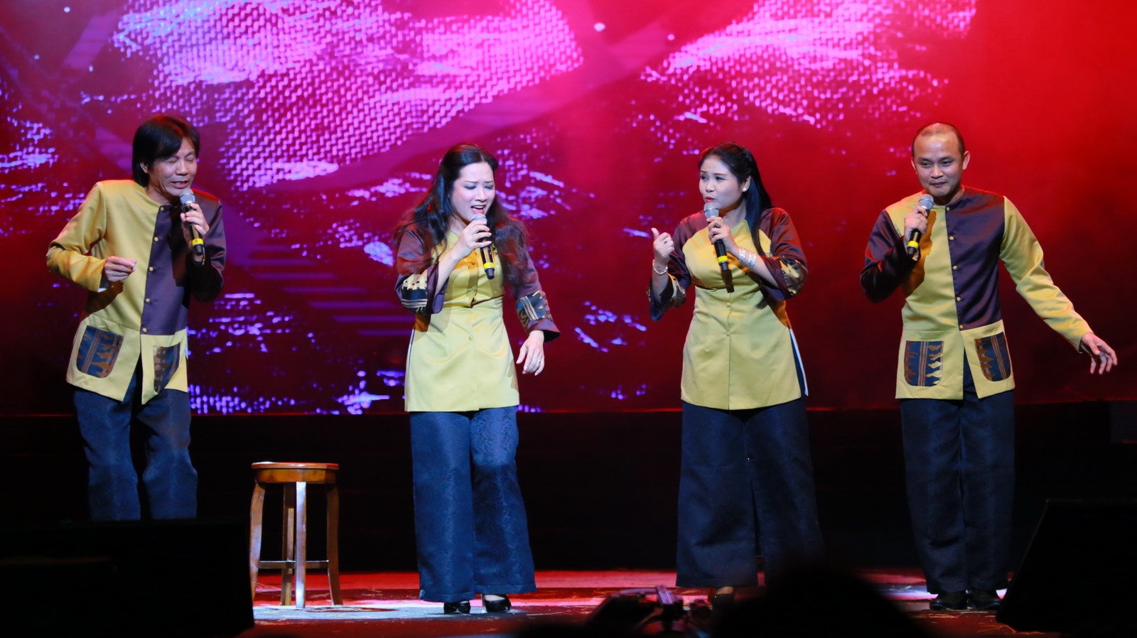 Thu Phuong roi micro anh 10