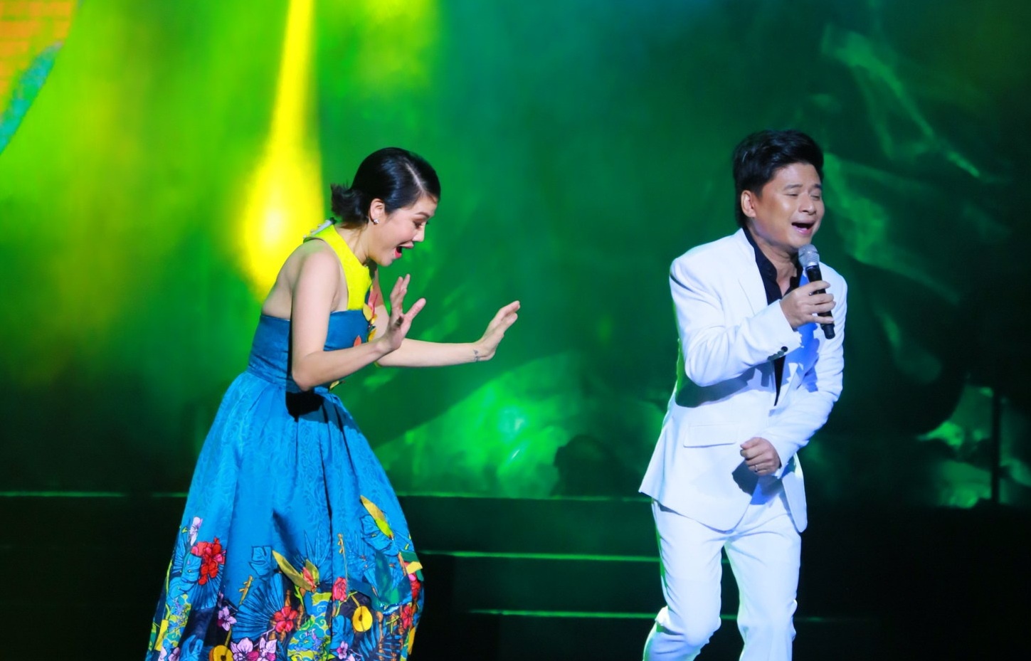 Thu Phuong lam roi micro trong show Pho Duc Phuong hinh anh