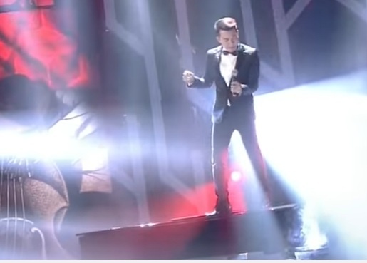 Ho Trung Dung gay tranh cai khi dung tren dan piano de hat hinh anh