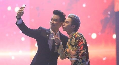 Son Tung M-TP hao hung selfie voi MC Nguyen Khang hinh anh