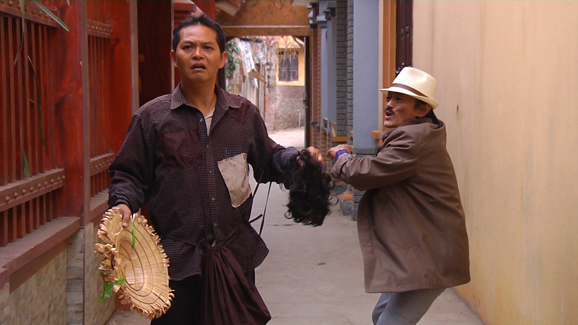 Giang Còi uống thuốc giảm đau ảnh 2 Giang Coi uong thuoc giam dau anh 2