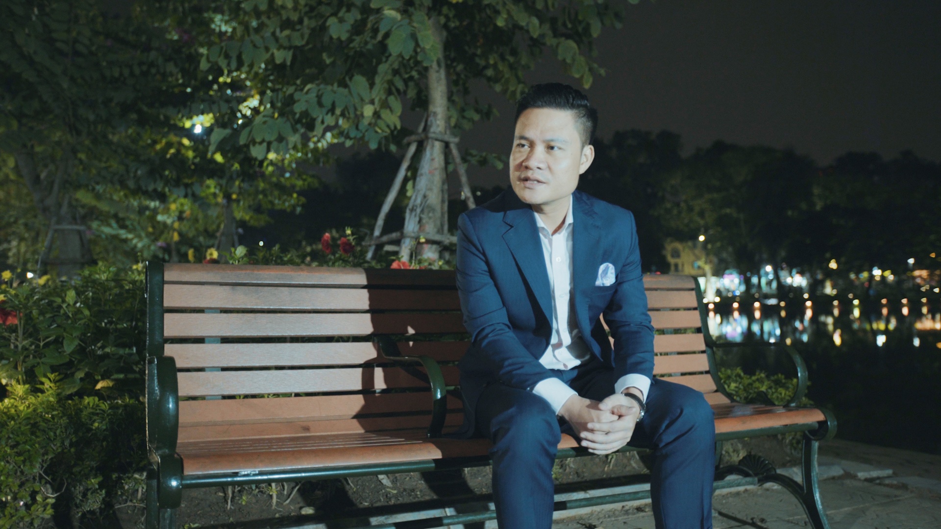 Sao mai Hoang Tung ra mat MV nhac xua hinh anh