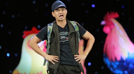 Xuan Bac buc xuc khi khan gia livestream show hai o Ha Noi hinh anh