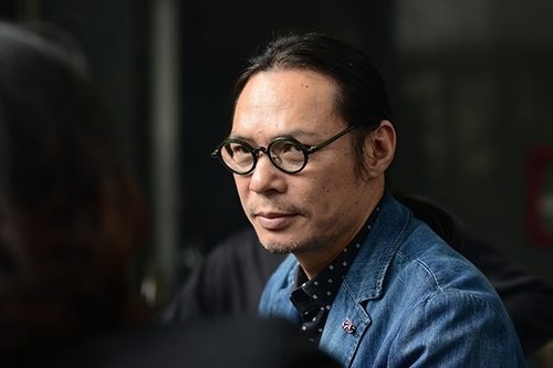 Tran Luc khien dong nghiep ngo ngang voi vo hai kich moi hinh anh